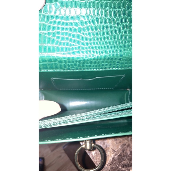 JW PEl | The Envelope Chain Crossbody Bag | 
Green Croc style | Vegan Leather | - Picture 6 of 6